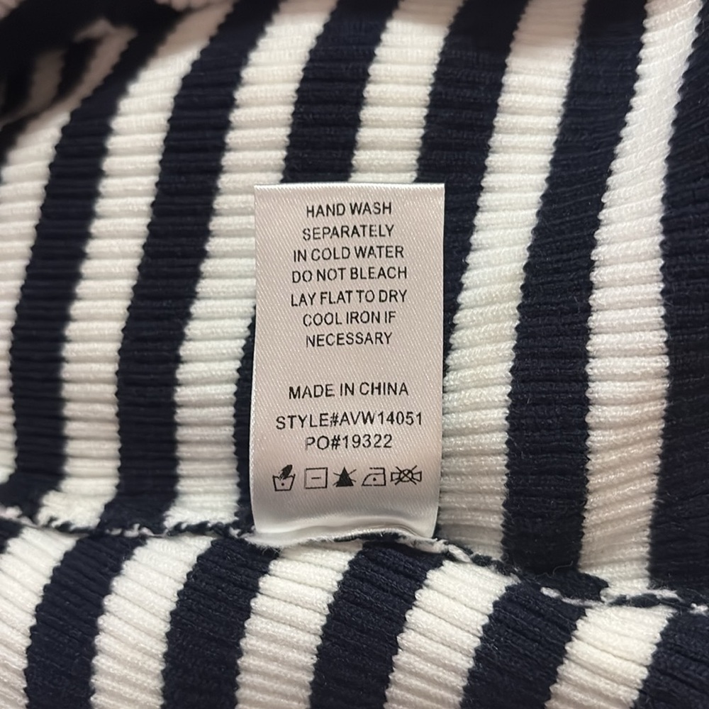 Avara Stripe Off the Shoulder Sweater SZ XS NWOT - Picture 4 of 4